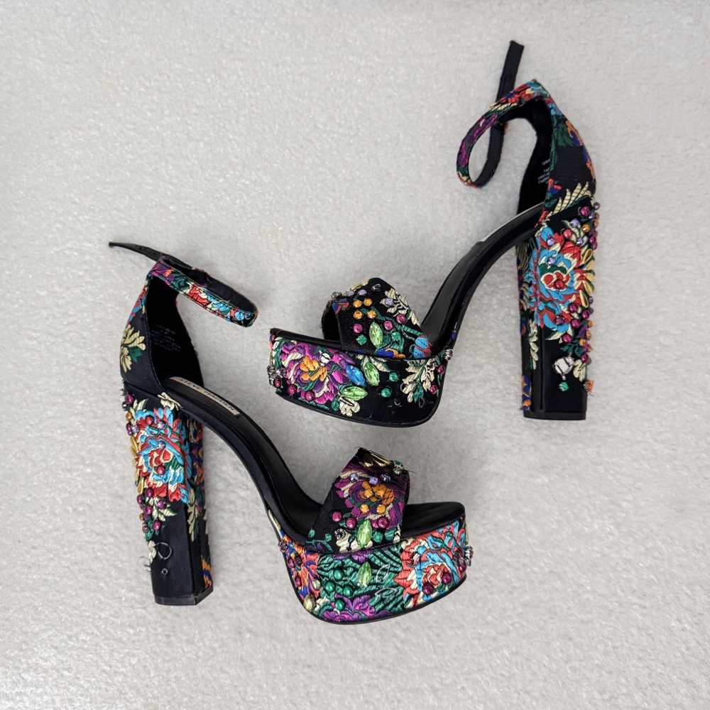 Steve Madden Embroidered Gia Pump